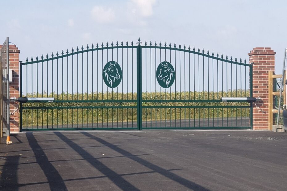 Portail acier chapeau de gendarme 2 vantaux ajouré – coloris Vert mousse RAL6005, fermé, avec motif cheval