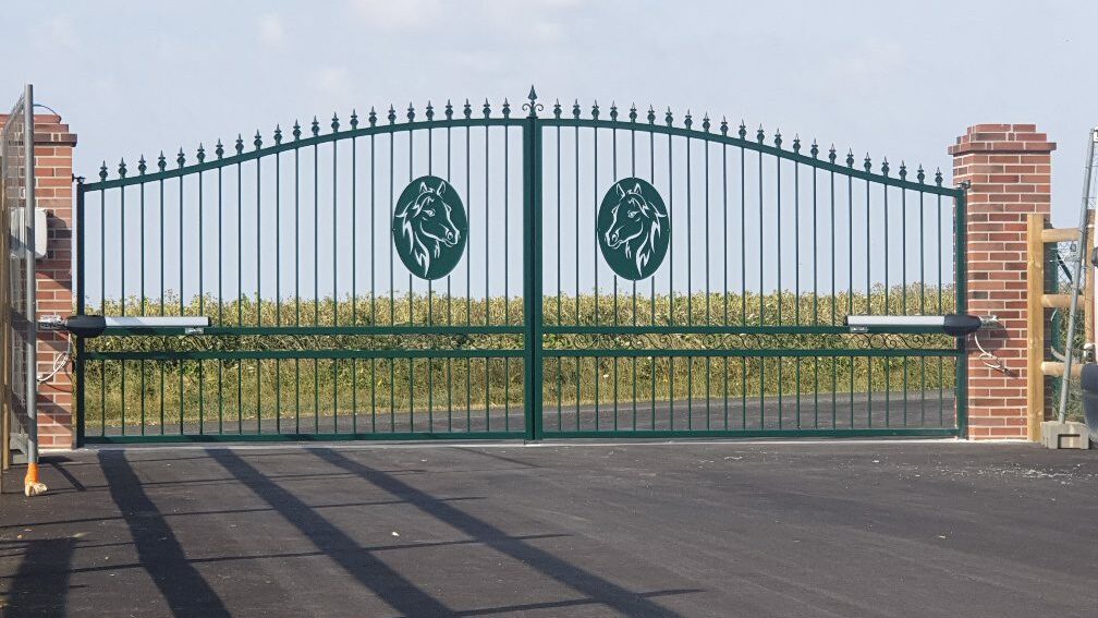 Portail acier chapeau de gendarme 2 vantaux ajouré – coloris Vert mousse RAL6005, fermé, avec motif cheval