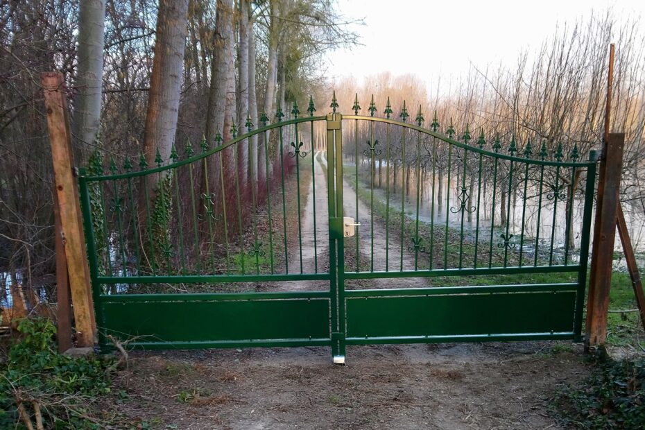 Portail acier chapeau de gendarme vert – fabrication sur mesure Vaillant Militzer