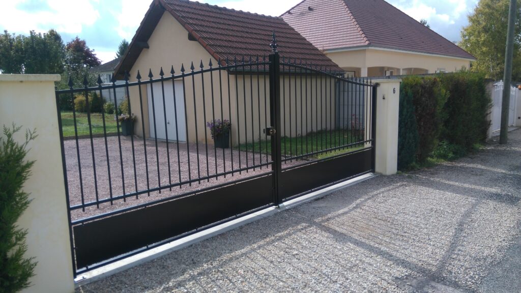 Portail acier 2 vantaux semi-ajouré avec fers de lance – coloris noir.