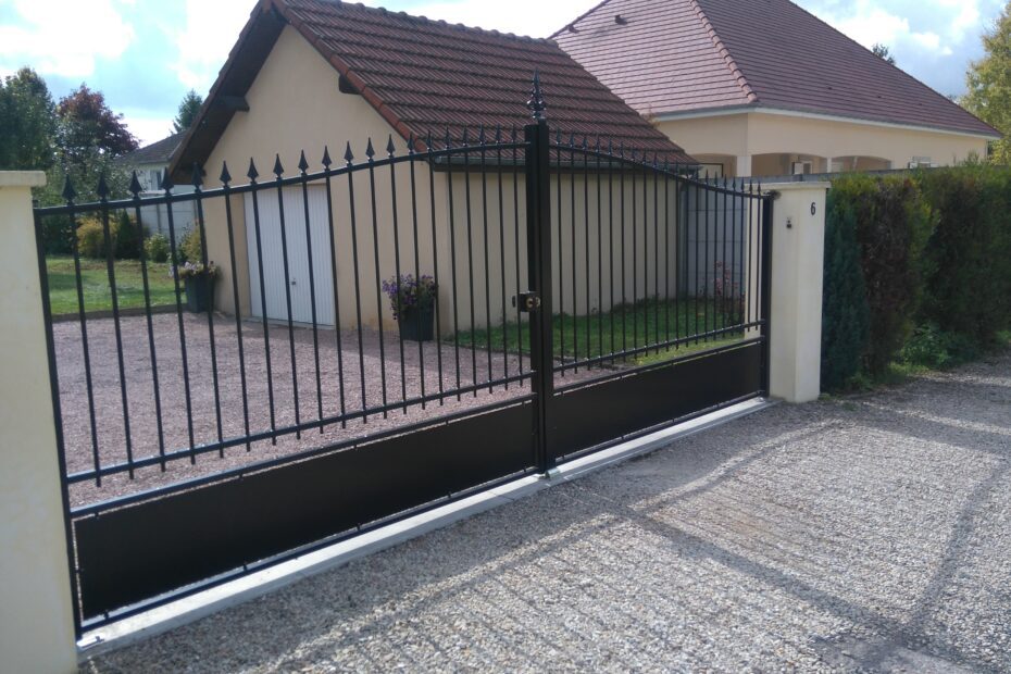 Portail acier 2 vantaux semi-ajouré avec fers de lance – coloris noir.