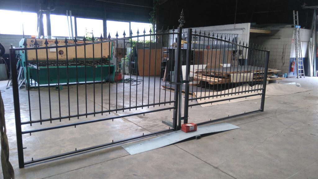 Portail acier chapeau de gendarme noir – fabrication sur mesure.