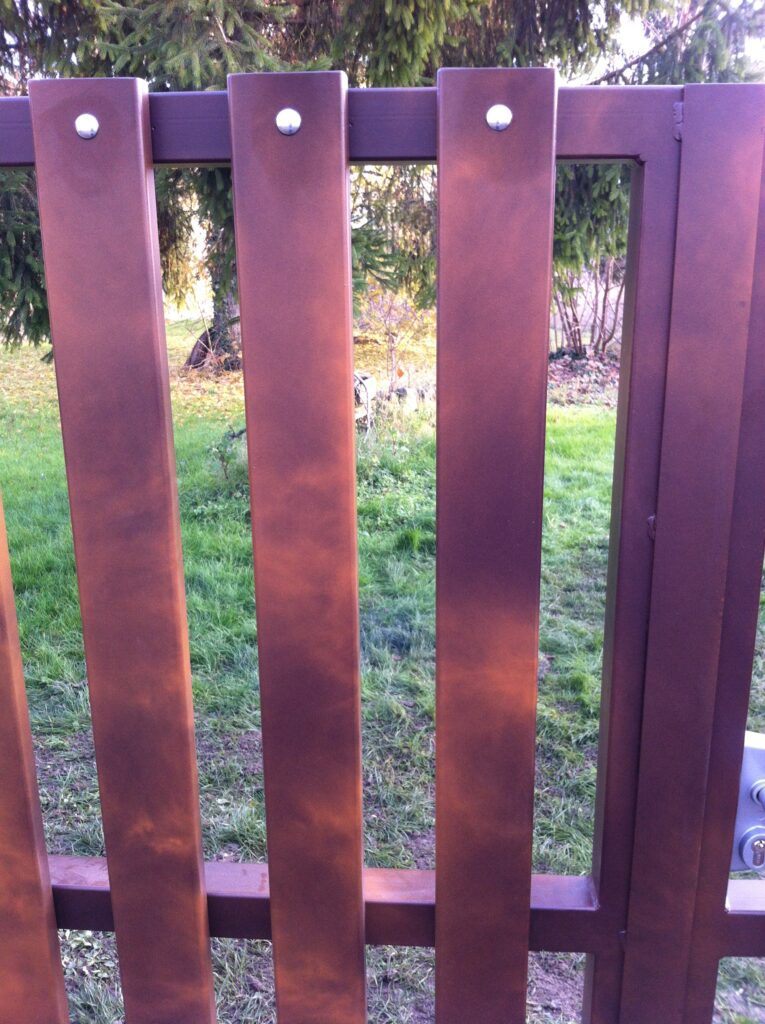 Détail remplissage tube rectangulaire sur portail acier ajouré bi‑ton