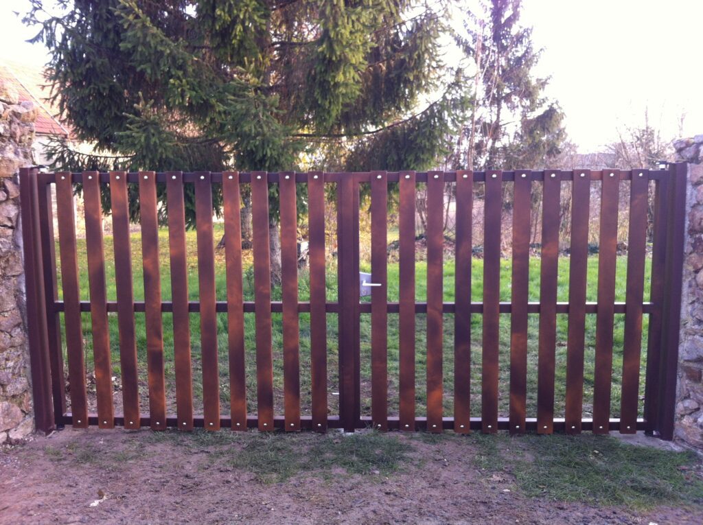 Portail acier droit 2 vantaux ajouré – coloris Rouille bi‑ton, fermé