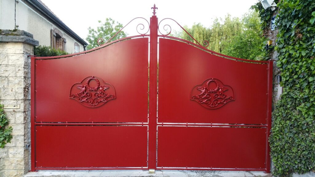 Portail acier chapeau de gendarme 2 vantaux pleins – coloris rouge, fermé