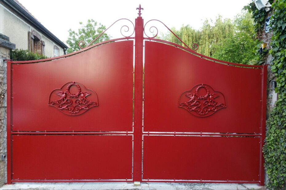 Portail acier chapeau de gendarme 2 vantaux pleins – coloris rouge, fermé