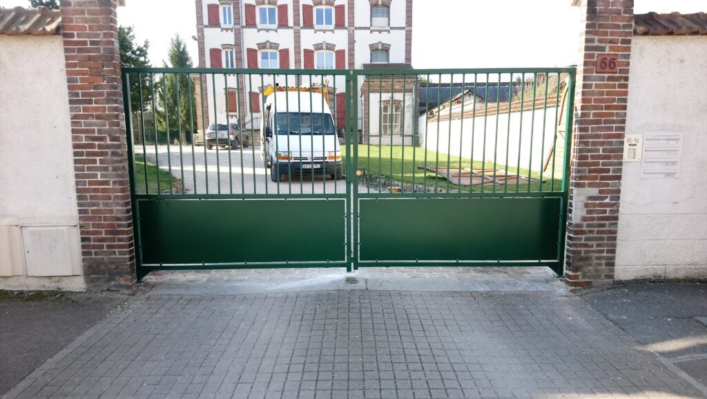 Portail acier droit 2 vantaux ajouré – coloris vert, fermé