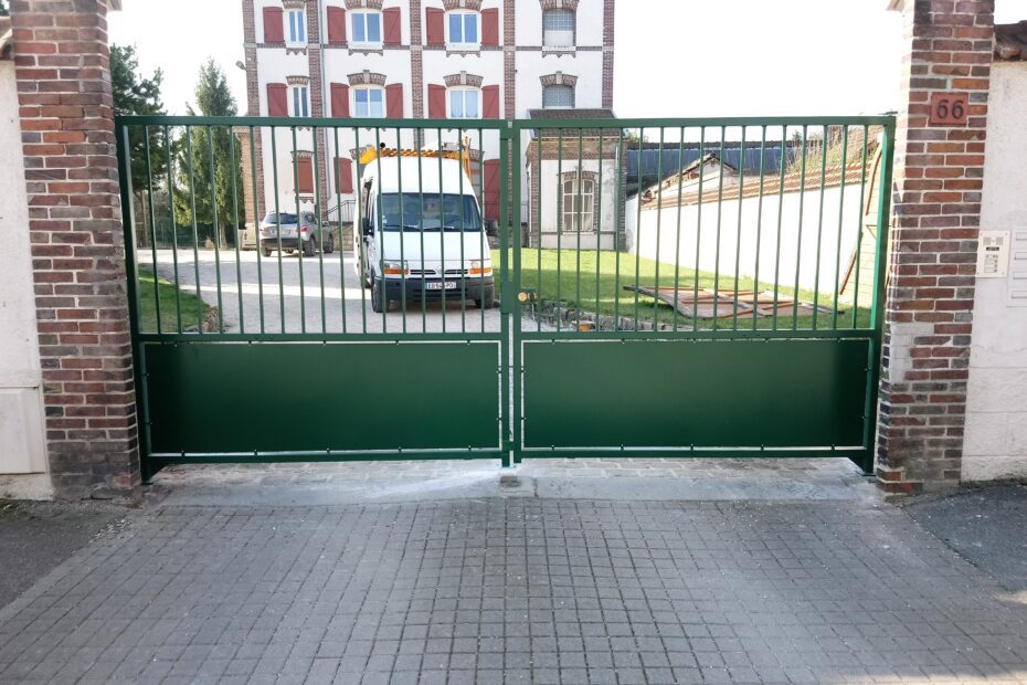 Portail acier droit 2 vantaux ajouré – coloris vert, fermé