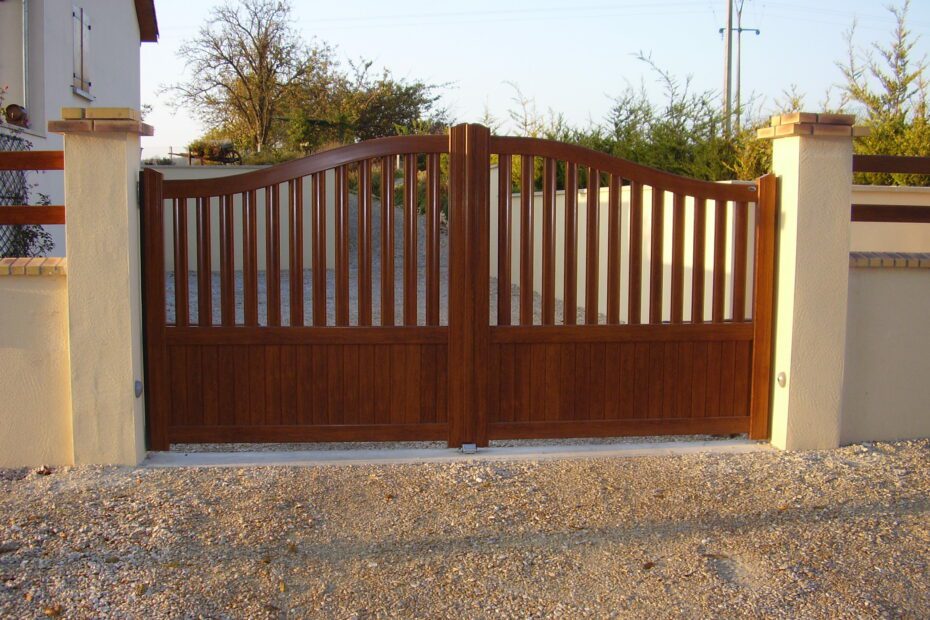 Portail aluminium motorisé RONSARD 2 vantaux – coloris bois, ajouré