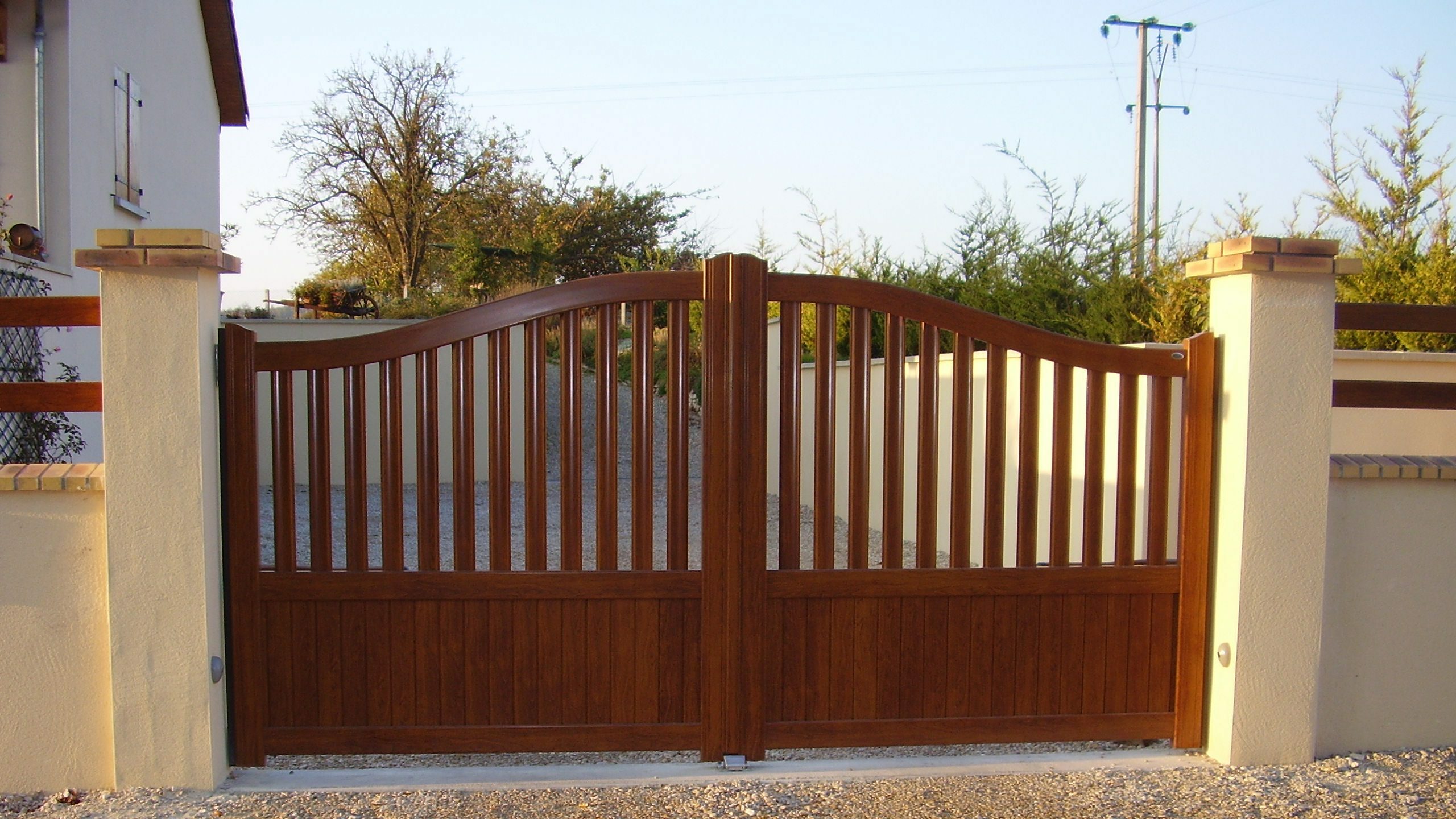 Portail aluminium motorisé RONSARD 2 vantaux – coloris bois, ajouré