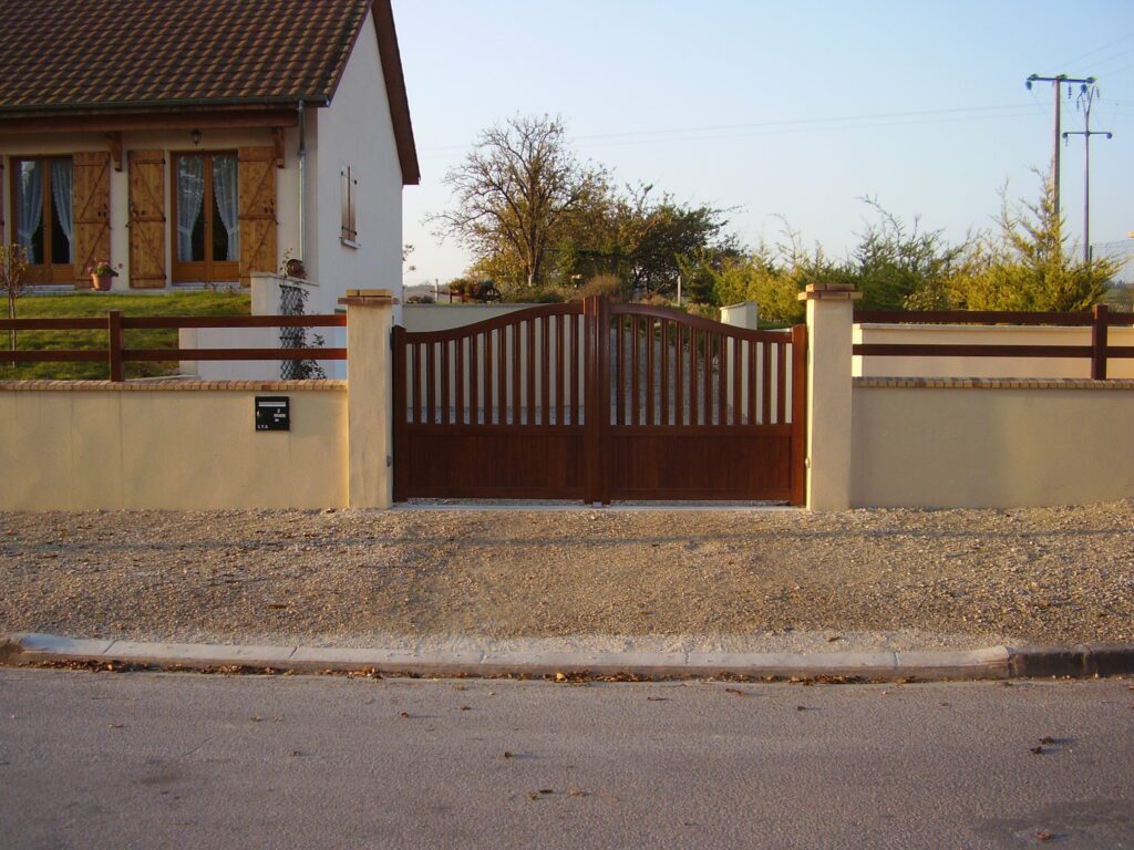 Ensemble portail aluminium RONSARD 2 vantaux, et dessus de muret – coloris bois