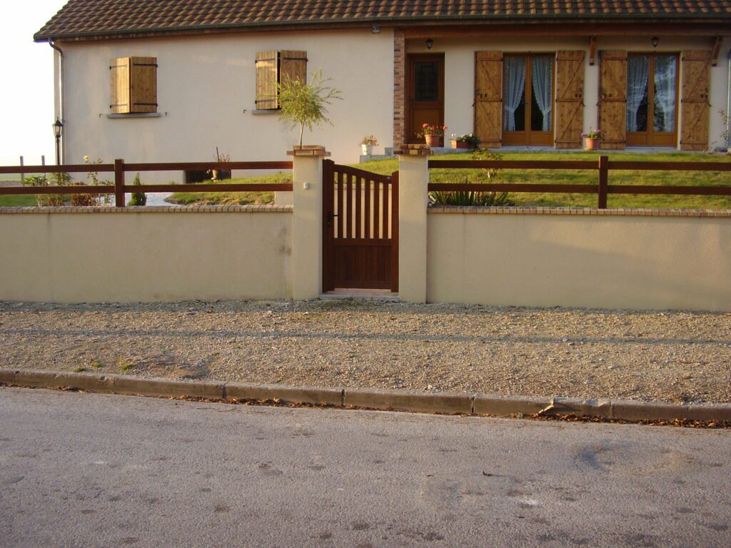 Ensemble portillon aluminium RONSARD 1 vantail, et dessus de muret – coloris bois