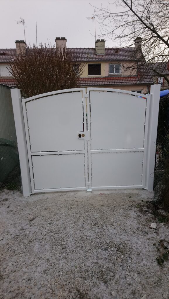 Portail acier bombé 2 vantaux pleins – coloris ivoire, fermé