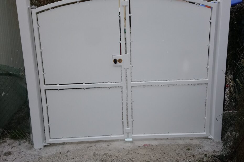 Portail acier bombé 2 vantaux pleins – coloris ivoire, fermé