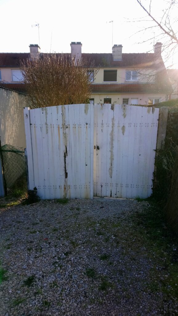 AVANT Portail acier bombé 2 vantaux pleins fermé – coloris ivoire