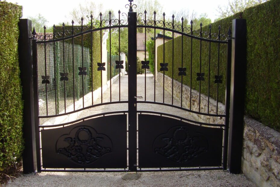 Portail acier chapeau de gendarme 2 vantaux fermé – coloris noir, motifs fer de lance et oiseaux