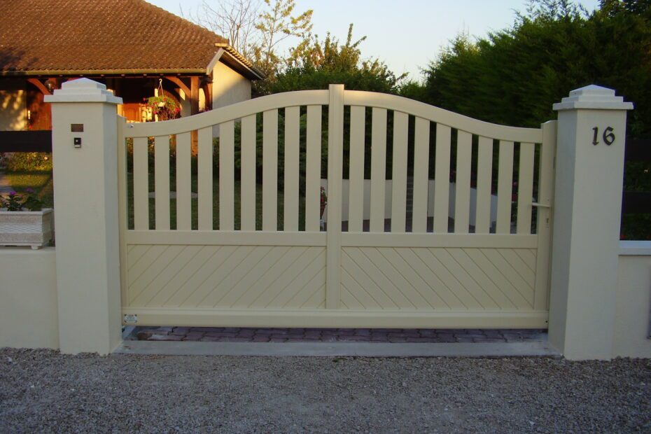 Portail aluminium coulissant autoporté SIGNAC – coloris Ivoire, barreaudage ajouré