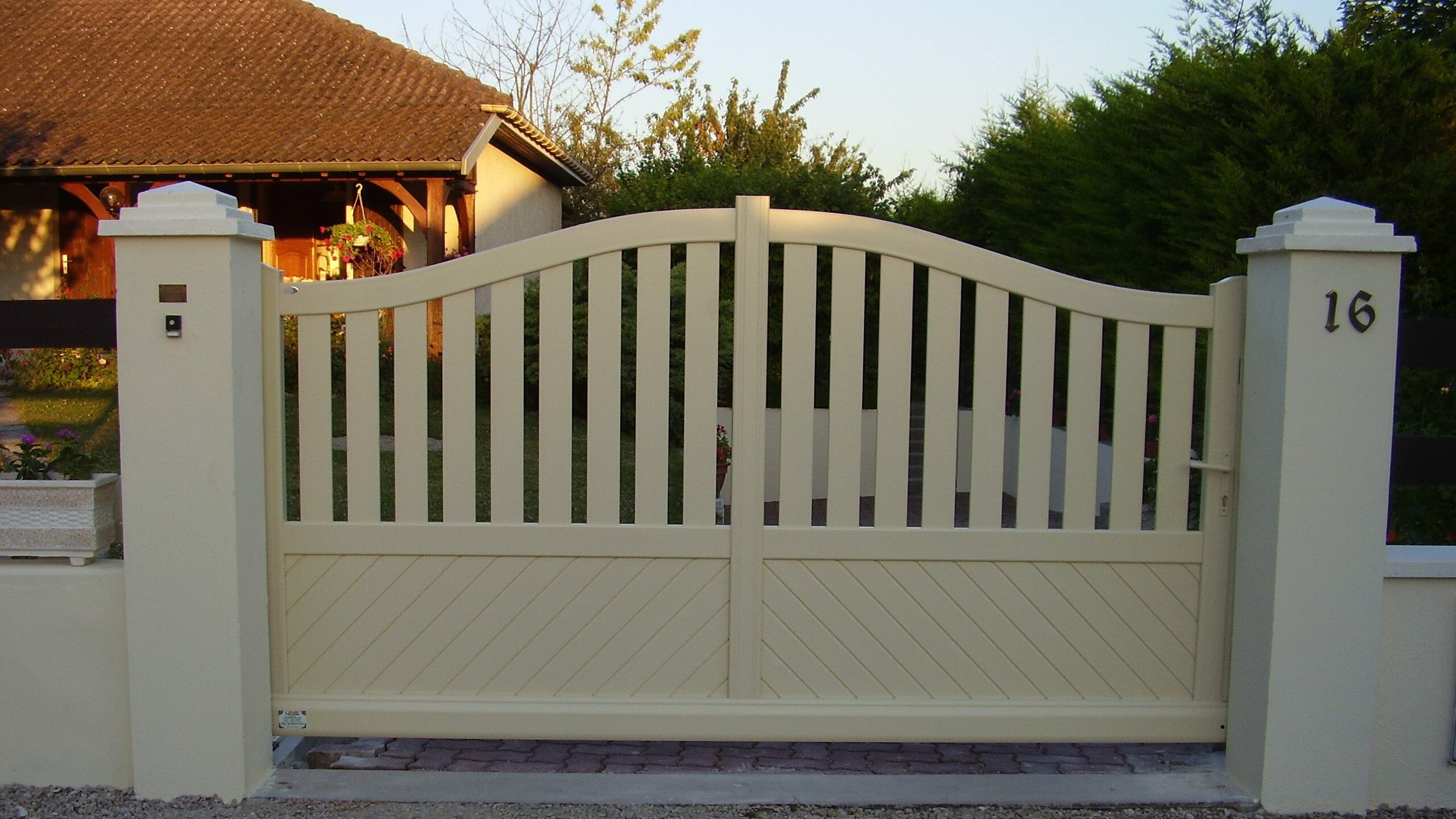 Portail aluminium coulissant autoporté SIGNAC – coloris Ivoire, barreaudage ajouré