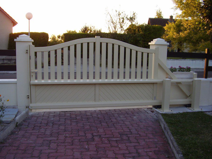 Portail aluminium coulissant autoporté SIGNAC – coloris Ivoire - vue intérieure