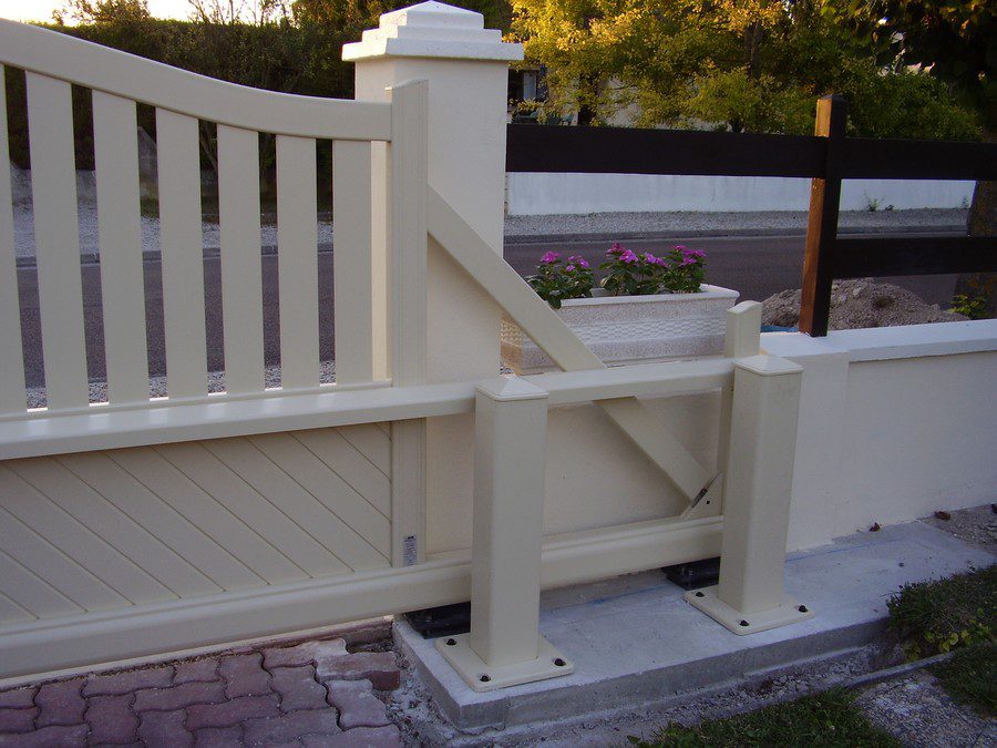 Détail portail coulissant autoporté aluminium SIGNAC