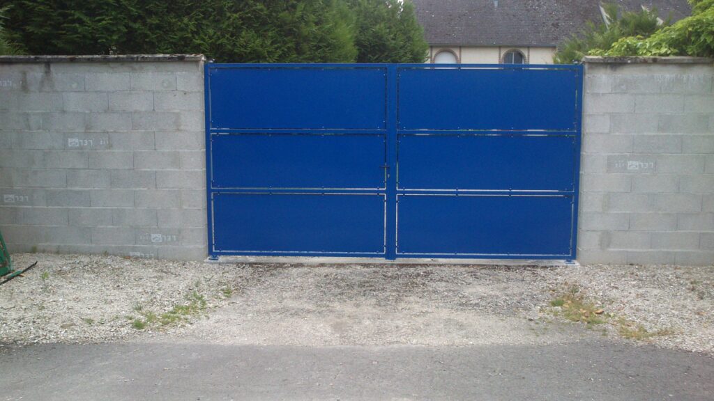 Premier portail acier 2 vantaux pleins – coloris bleu, fermé