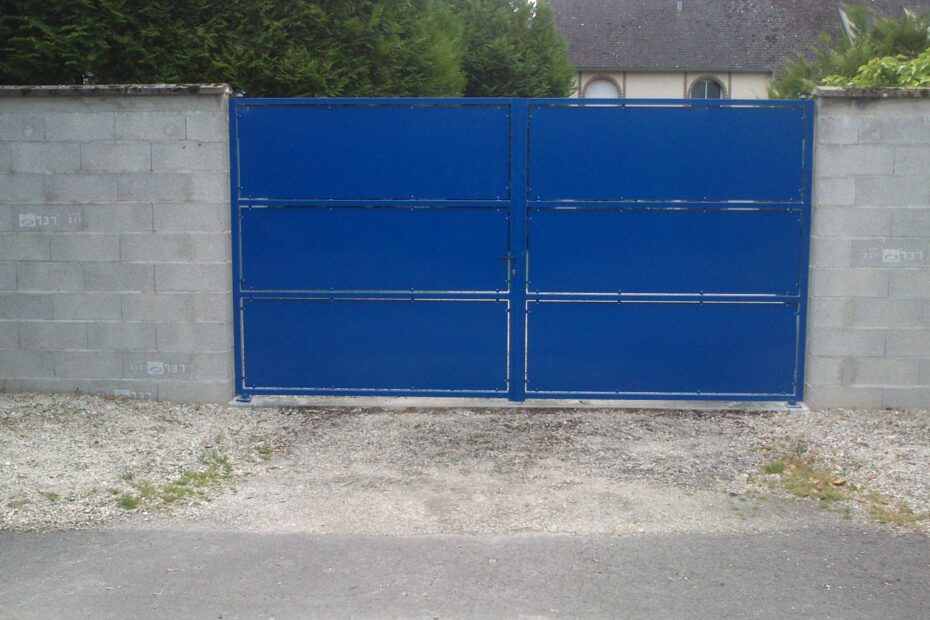 Premier portail acier 2 vantaux pleins – coloris bleu, fermé