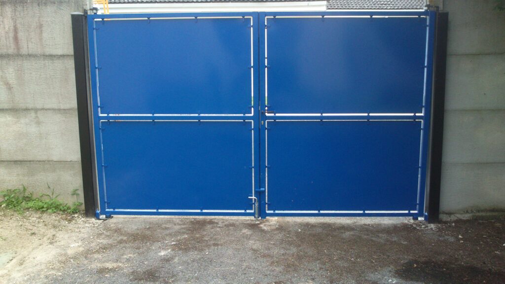 Deuxième portail acier 2 vantaux pleins – coloris bleu, fermé