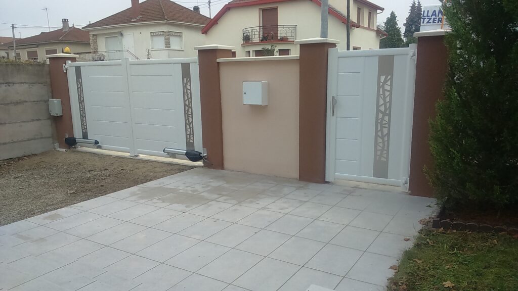 Portail aluminium SELMA 2 vantaux plein avec portillon assorti – coloris Blanc satiné, automatisme