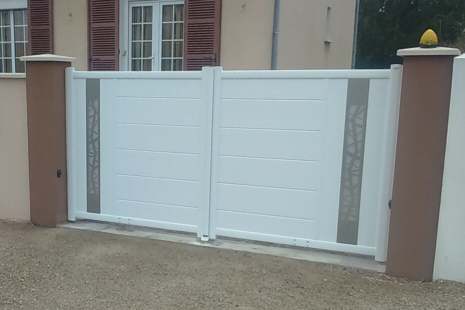 Portail aluminium SELMA 2 vantaux plein – coloris Blanc satiné, fermé