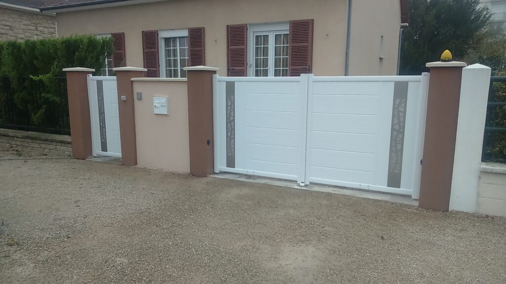 Vue d'ensemble Portail aluminium SELMA 2 vantaux plein avec portillon fermé – Blanc satiné