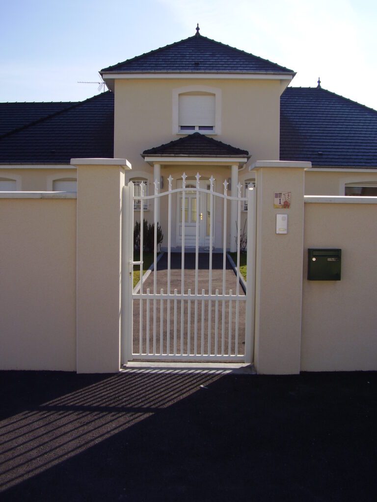 Portillon aluminium chapeau de gendarme DAUPHINE 1 vantail ajouré – coloris Blanc satiné, fermé