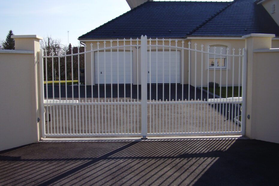 Portail aluminium chapeau de gendarme DAUPHINE 2 vantaux ajouré – coloris Blanc satiné, fermé