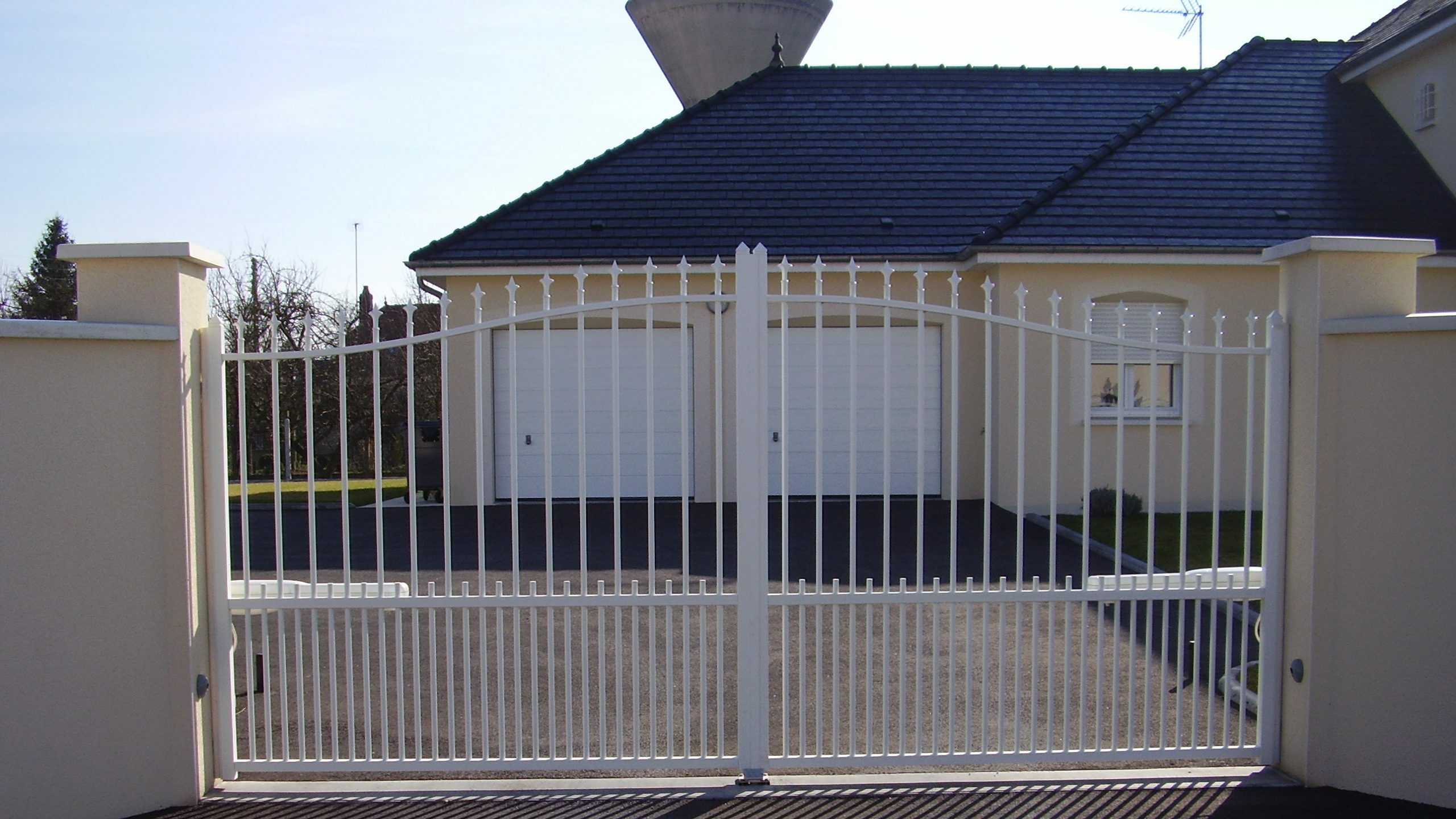 Portail aluminium chapeau de gendarme DAUPHINE 2 vantaux ajouré – coloris Blanc satiné, fermé