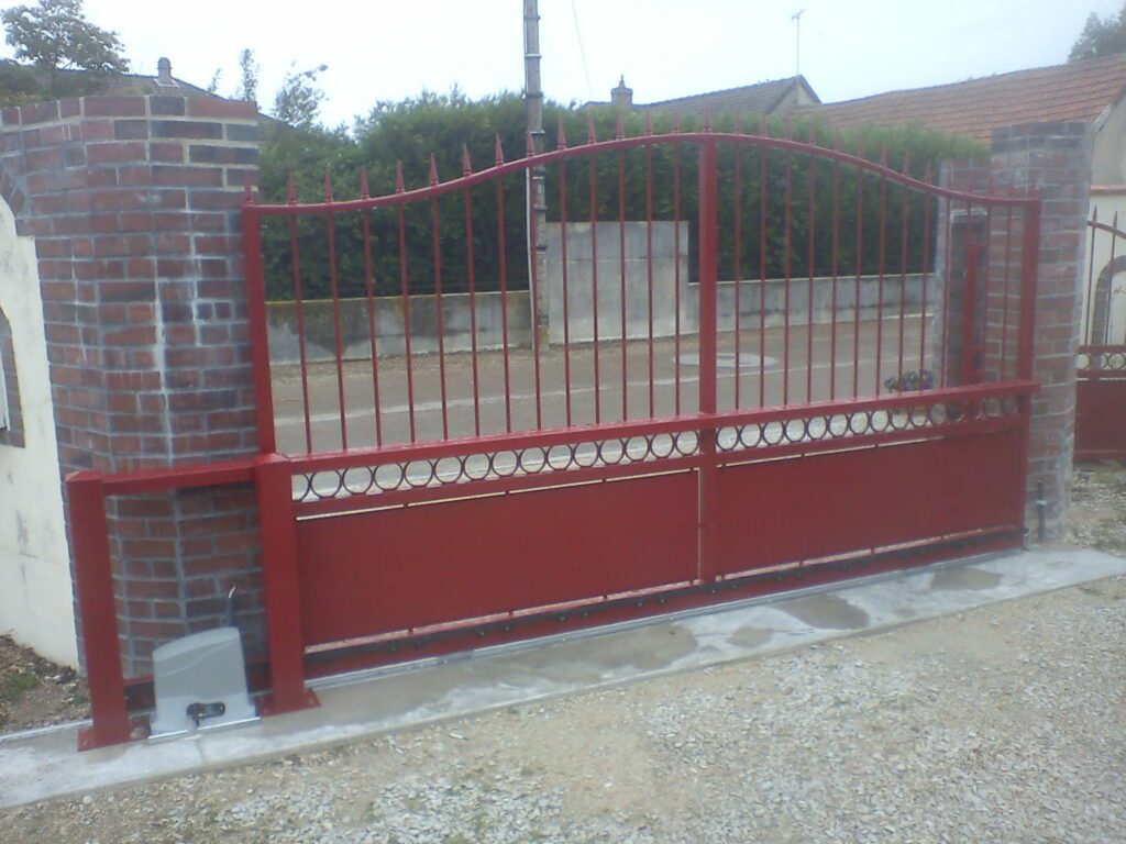 Portail coulissant acier chapeau de gendarme coulissant fermé – Rouge - vue intérieur