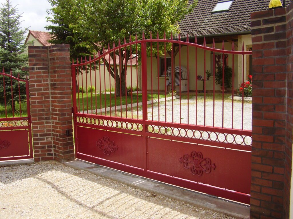 Portail acier chapeau de gendarme coulissant semi-ajouré avec portillon assorti – coloris rouge, fermé