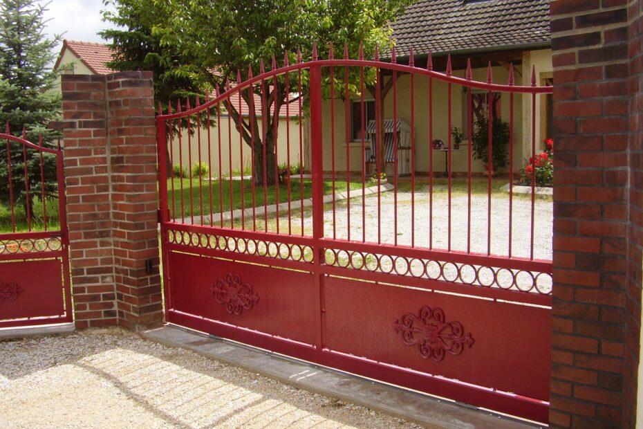 Portail acier chapeau de gendarme coulissant semi-ajouré avec portillon assorti – coloris rouge, fermé