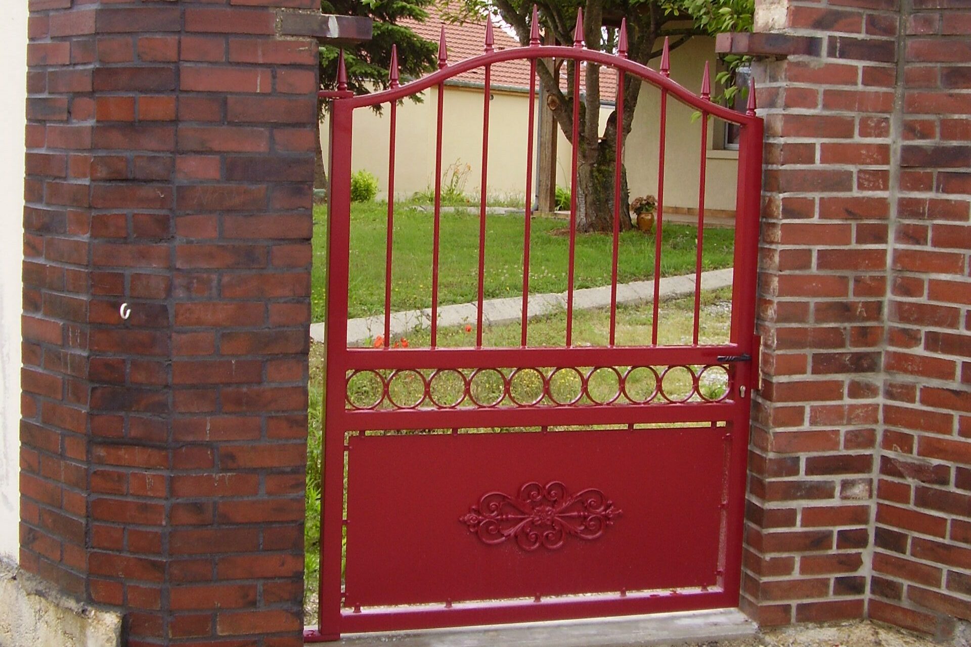 Portillon acier chapeau de gendarme semi-ajouré – coloris rouge, fermé