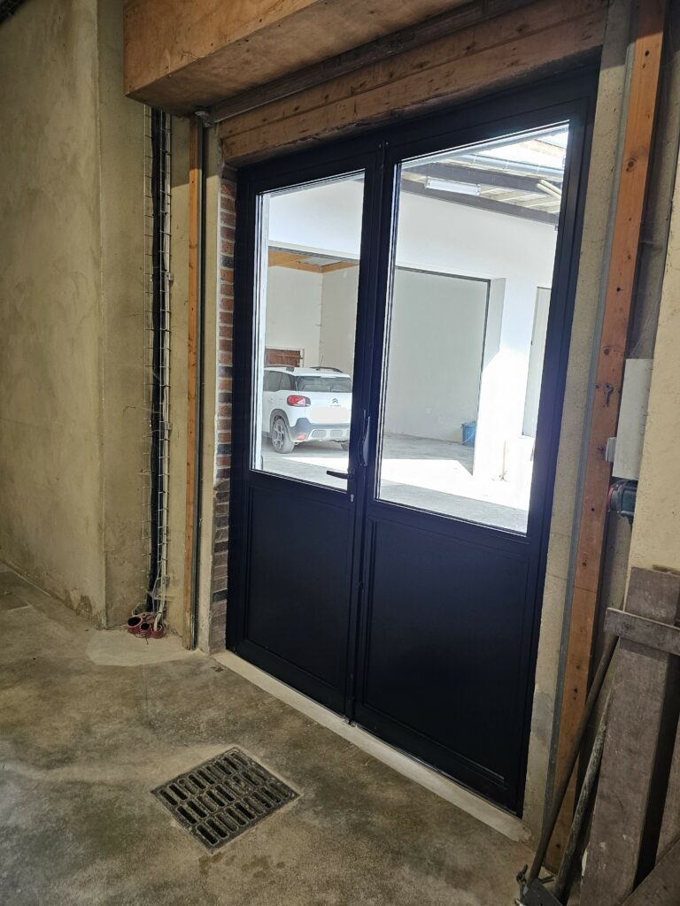 Détail de la porte acier 2 vantaux avec serrure 3 points et crémones – fabrication artisanale Vaillant Militzer