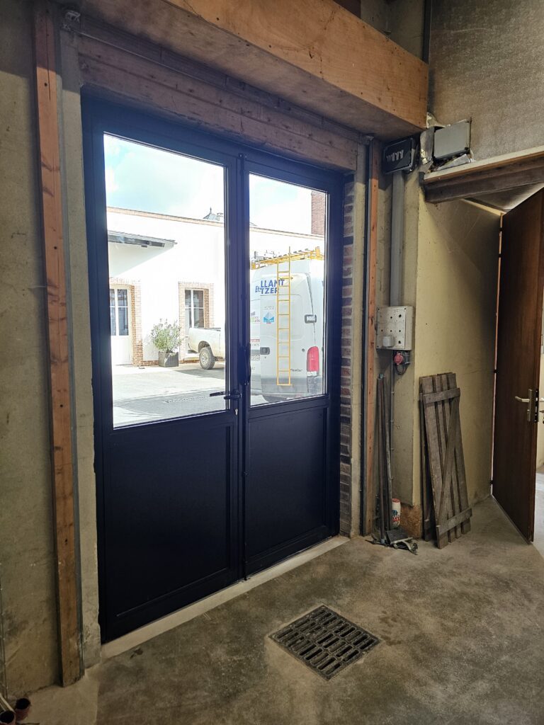Porte métallique sur mesure avec double vitrage en partie haute et soubassement plein – finition thermolaquée noire