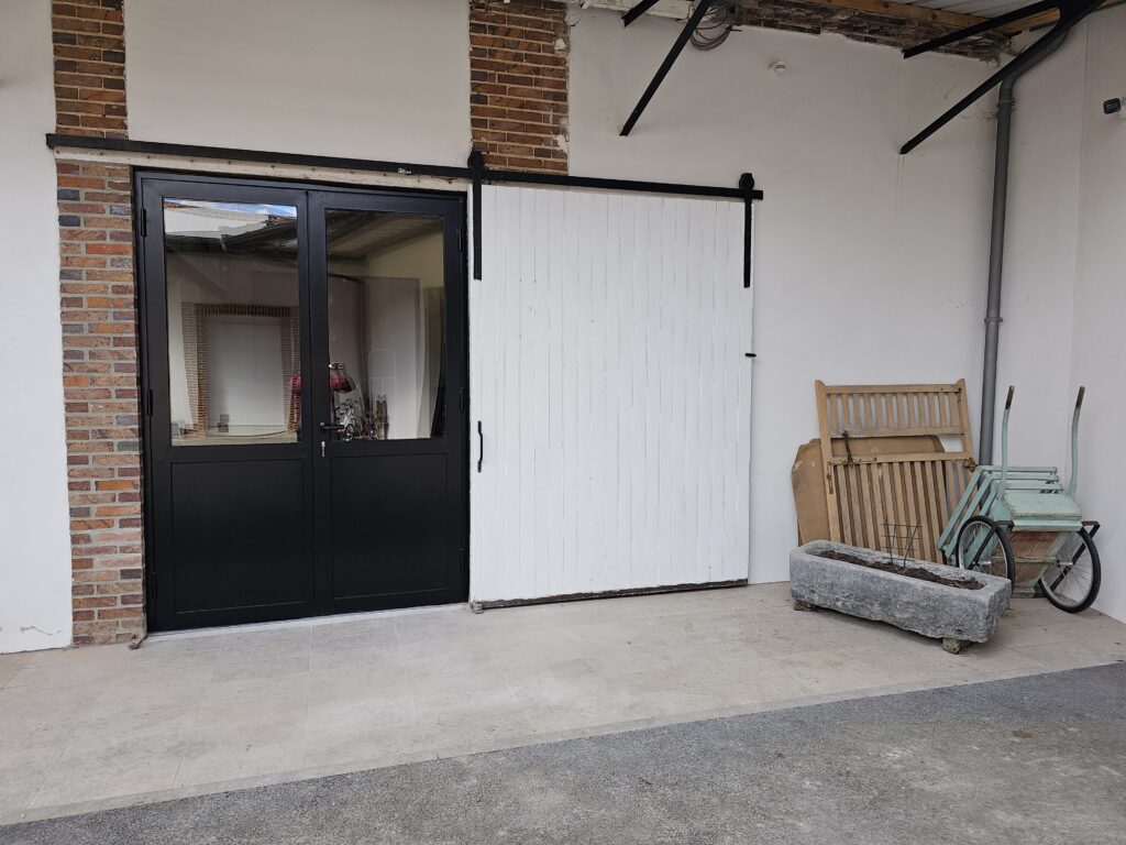 Porte en acier à deux vantaux fabriquée sur mesure avec profil à ailettes et vitrage clair – coloris noir