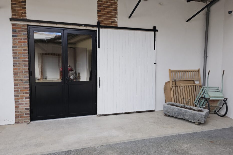Porte en acier à deux vantaux fabriquée sur mesure avec profil à ailettes et vitrage clair – coloris noir