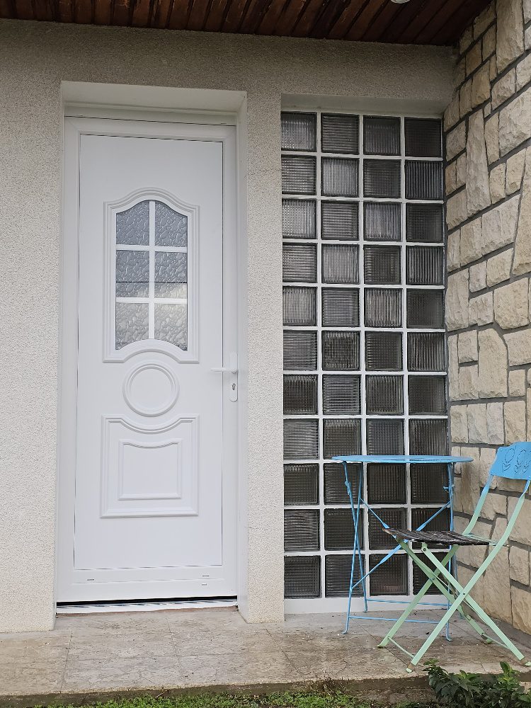 Vue extérieure Porte d’entrée PVC Franciaflex PHÉNIX modèle CANNES 1L installée par Vaillant Militzer à Romilly-sur-Seine