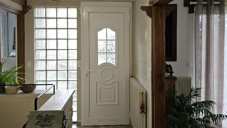 Porte d’entrée PVC Franciaflex PHÉNIX modèle CANNES 1L installée par Vaillant Militzer à Romilly-sur-Seine