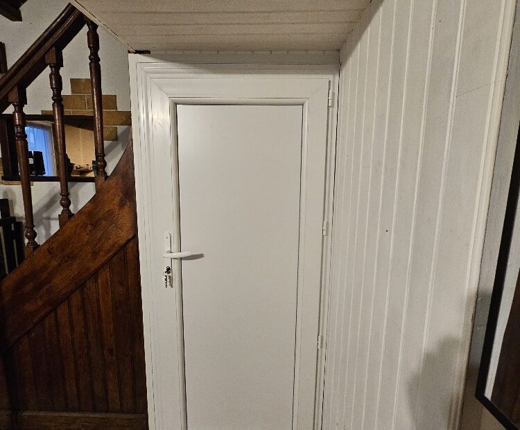 Nouvelle porte d’entrée PVC Franciaflex gamme Phénix – panneau plein lisse blanc, serrure automatique 5 points