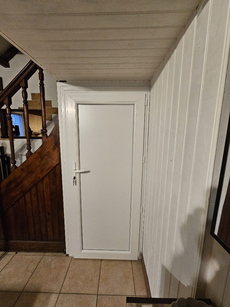 Nouvelle porte d’entrée PVC Franciaflex gamme Phénix – panneau plein lisse blanc, serrure automatique 5 points