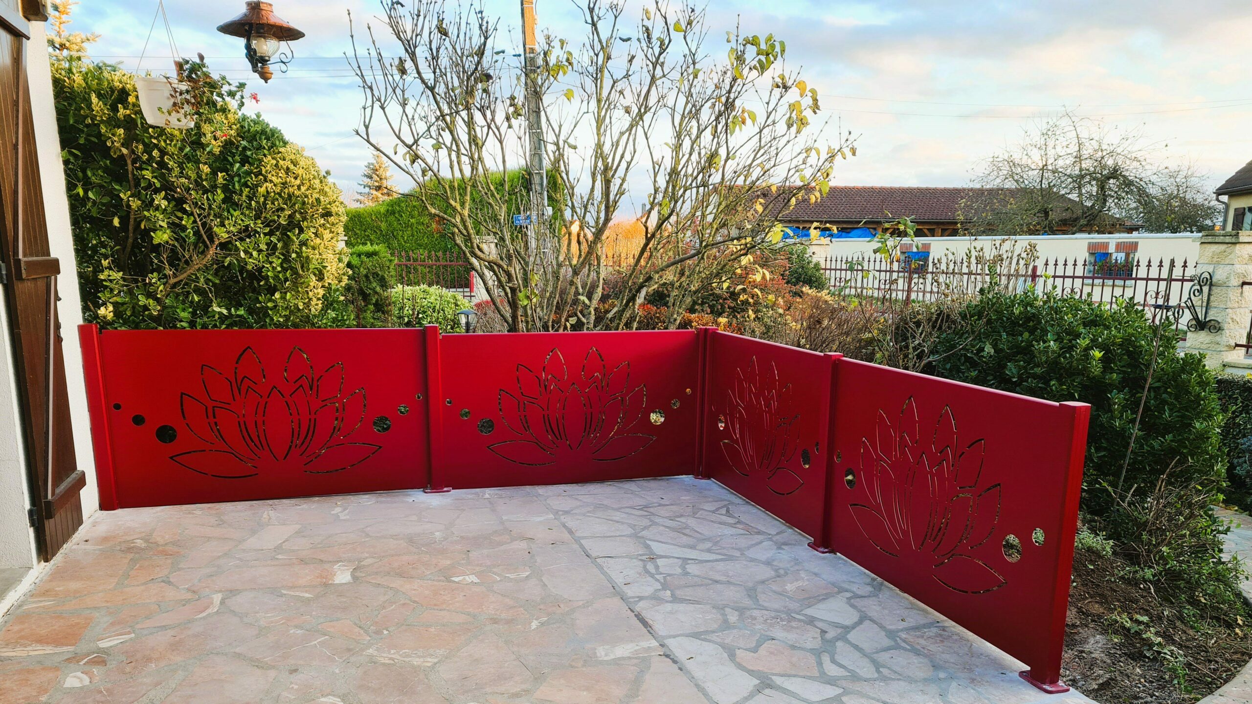 Brise-vue aluminium SIB modèle LOTUS rouge pourpre texturé installé par Vaillant Militzer