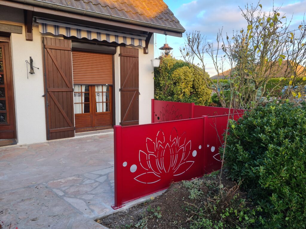 Détail motif Lotus brise-vue aluminium SIB coloris rouge pourpre texturé installé par Vaillant Militzer