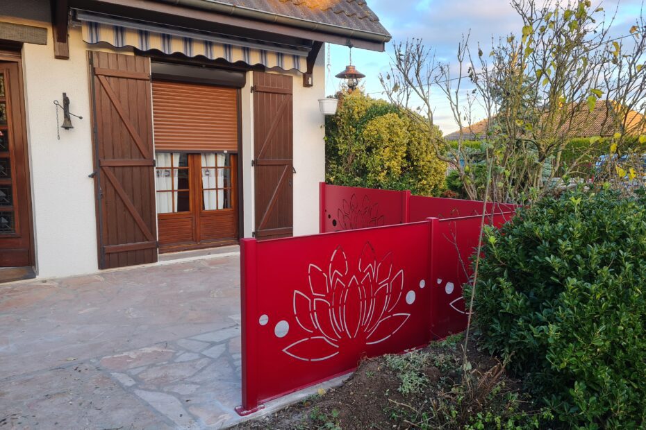 Détail motif Lotus brise-vue aluminium SIB coloris rouge pourpre texturé installé par Vaillant Militzer
