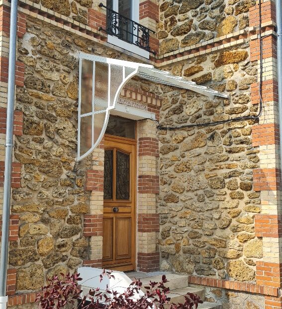 Marquise en acier restaurée avec nouveaux vitrages par Vaillant Militzer