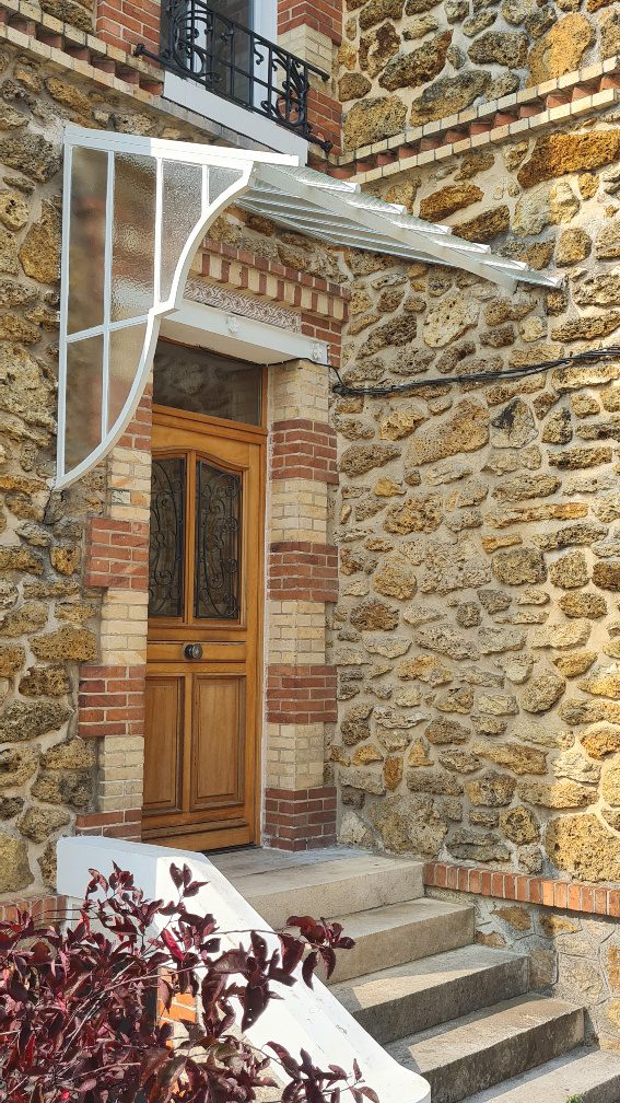 Vitrage armé cintré sur marquise en acier restaurée